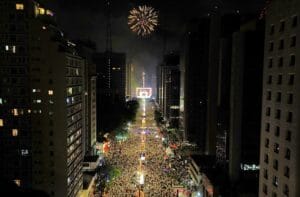 Réveillon na av. Paulista teve 140 furtos e 5 roubos de celular, diz polícia