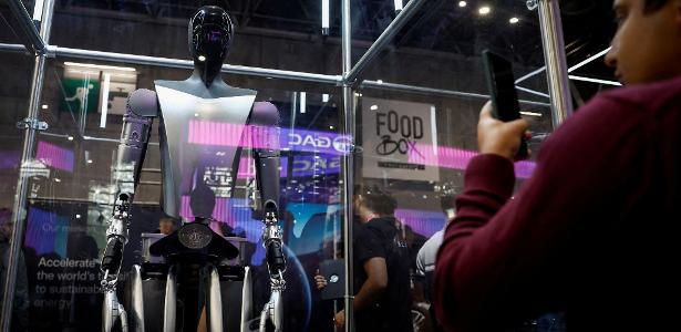 Elon Musk quer comercializar robôs humanoides Optimus até final de 2027