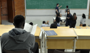 Oito em cada dez famílias planejam reutilizar materiais escolares para 2026