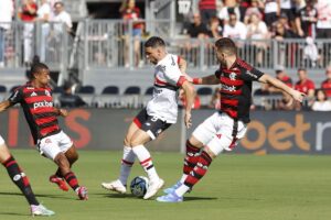 Foto colorida de Flamengo e São Paulo - Metrópoles