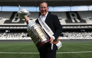 Torcida organizada do Lyon protesta contra Textor em comunicado: 'O lugar dele não é aqui'