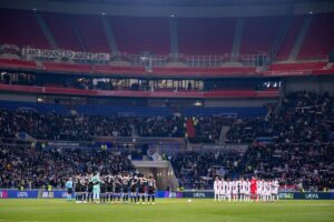 Jogadores de Lyon e Paok antes de jogo da Liga Europa