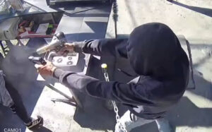 PM prende suspeito que usou duas armas para atirar contra ex-mulher em barraca de pastel em SP