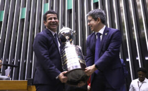 Flamengo oferece convites para políticos assistirem Supercopa em Brasília, dizem deputados