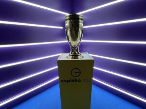 Imagem colorida do troféu da Copinha São Paulo de futebol sub 20- Metrópoles