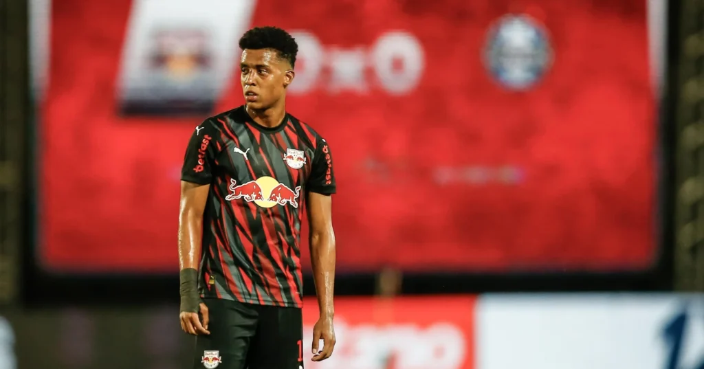 Lateral do Red Bull Bragantino passa por cirurgia no cérebro