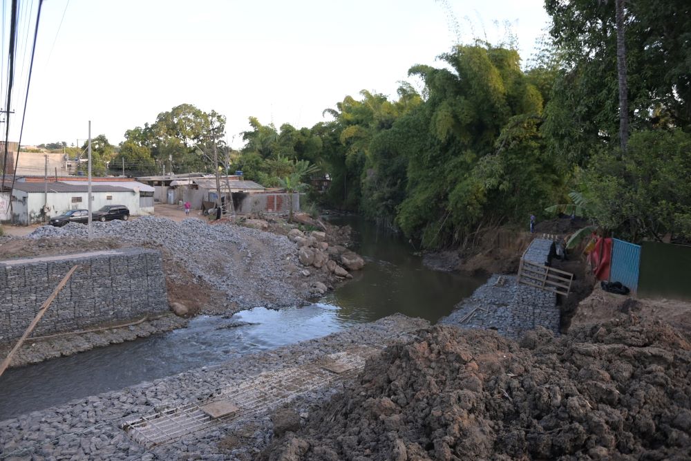 Impactos da chuva forte que atingiu as casas de moradores da Vila Cauhy