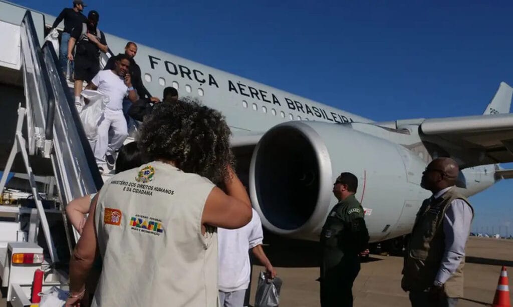Mais 124 brasileiros repatriados dos EUA chegam ao Brasil