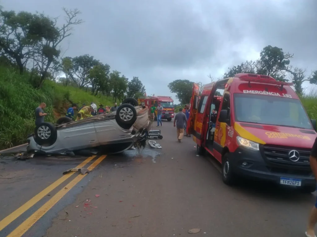 Acidente entre carro e carreta deixa três idosos feridos na BR-364, em Mineiros