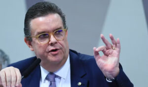 Ministro Wolney Queiroz dialoga com servidores do INSS na Região Sul