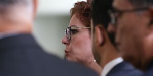 Julgamento da extradição de Zambelli é suspenso e deve retornar amanhã