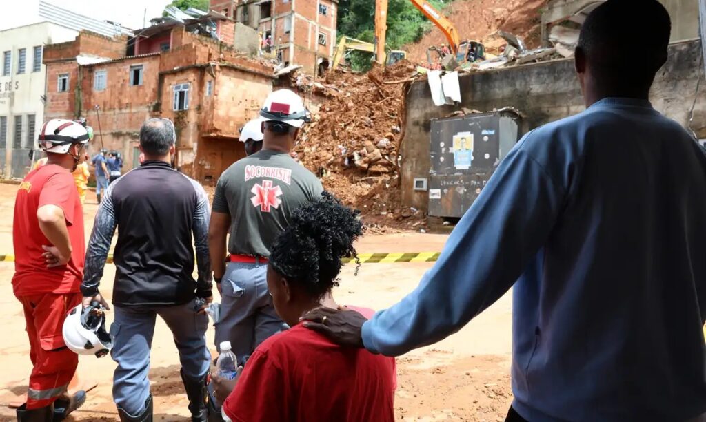 Voluntários de SP e estudantes apoiam vítimas de chuvas em Juiz de Fora