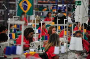 Empresários vão ao Congresso contra votação da PEC que reduz a jornada 6x1 antes das eleições