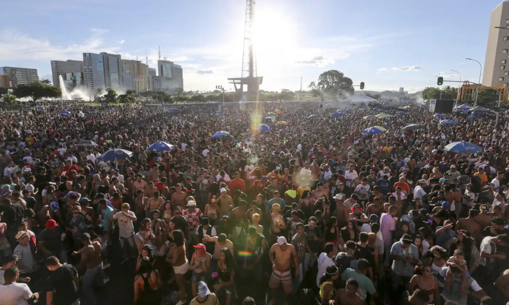 Frequentadores denunciam possível venda de bebidas alcoólicas para menores no carnaval de Brasília