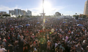 Frequentadores denunciam possível venda de bebidas alcoólicas para menores no carnaval de Brasília