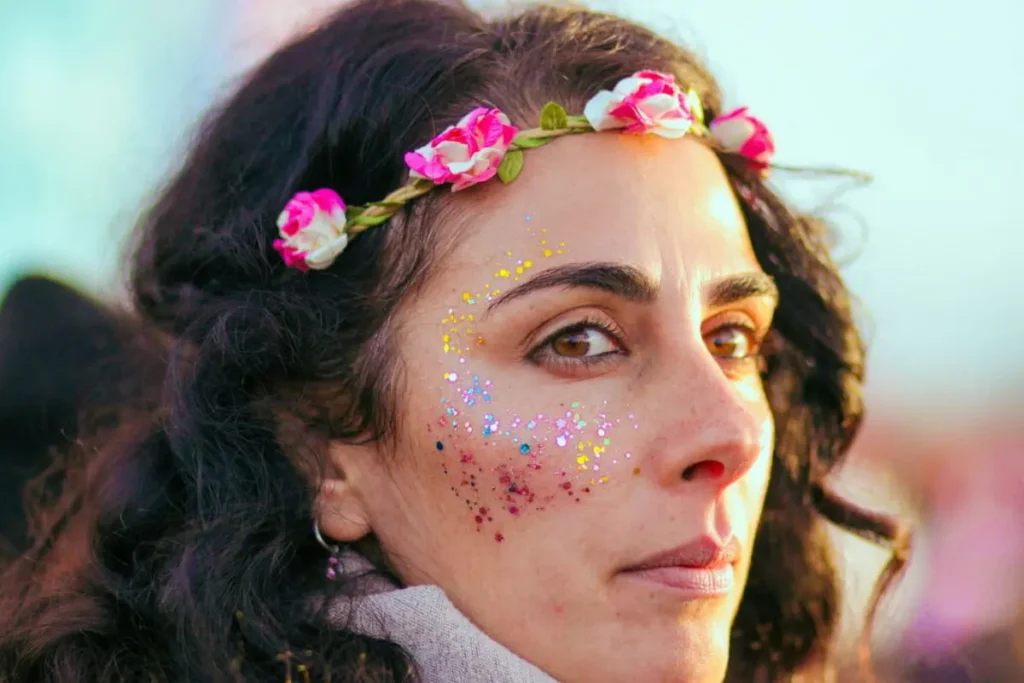 Como tirar o glitter do corpo? Três produtos funcionam melhor