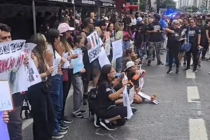'São assassinos, não são crianças', gritam manifestantes em ato do cão Orelha em SP
