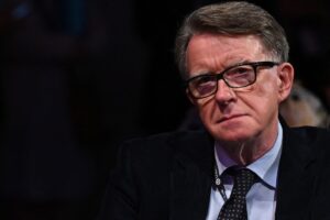 Polícia britânica realiza buscas em duas propriedades ligadas ao ex-embaixador Mandelson
