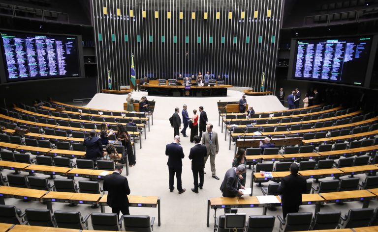 Câmara aprova urgência para dez projetos de lei