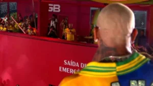 Ancelotti curte Carnaval em Salvador e ouve pedido de Léo Santana