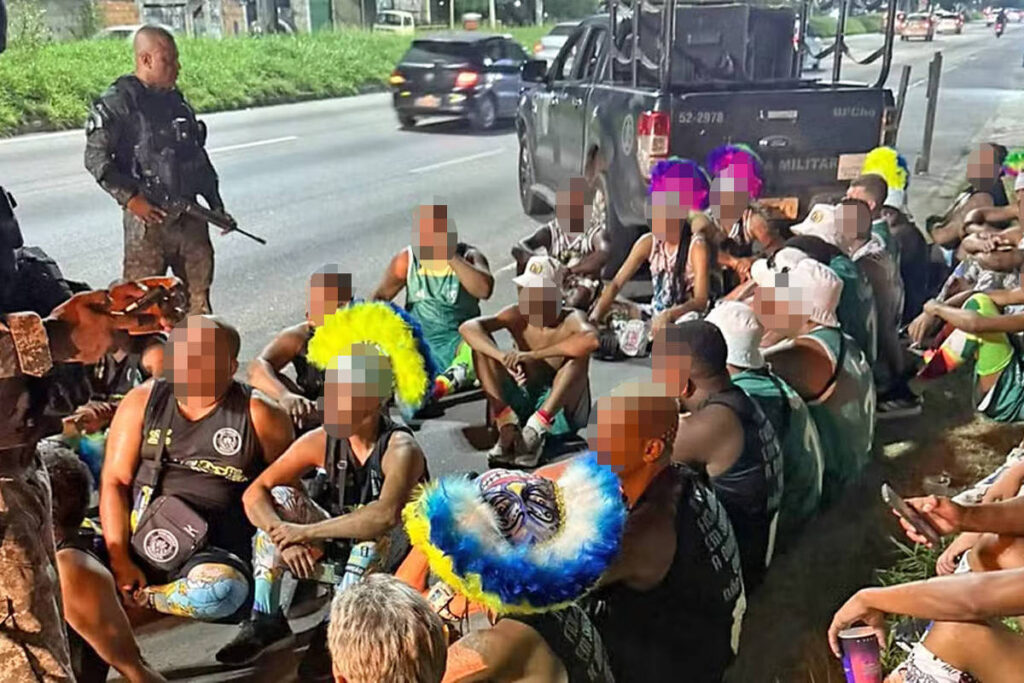 Grupo de 61 bate-bolas é preso com armas e drogas na avenida Brasil, no Rio