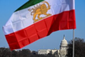 Avião de combate iraniano cai durante treinamento, segundo imprensa estatal