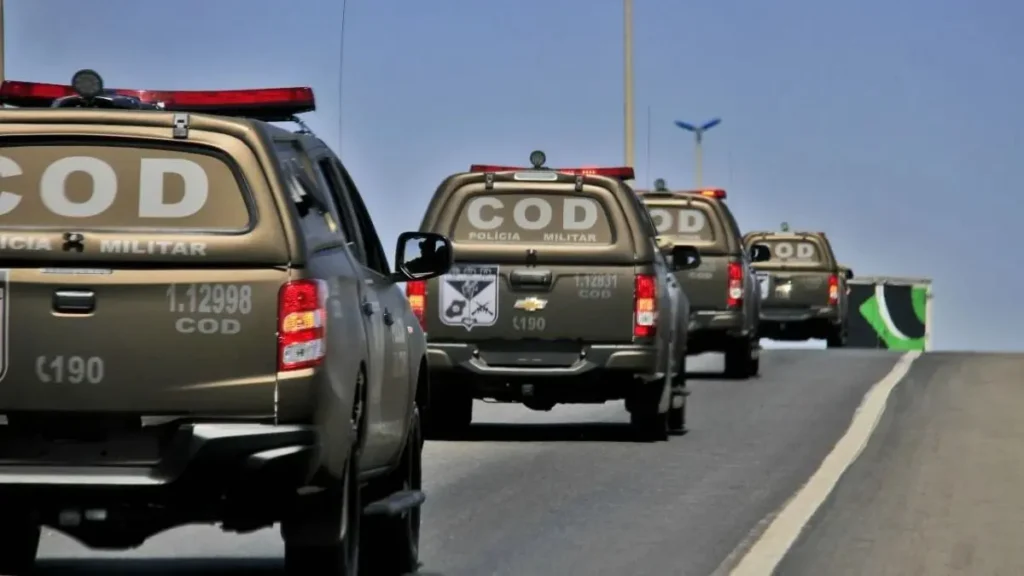 Imagem mostra viaturas do COD durante deslocamento em comboio