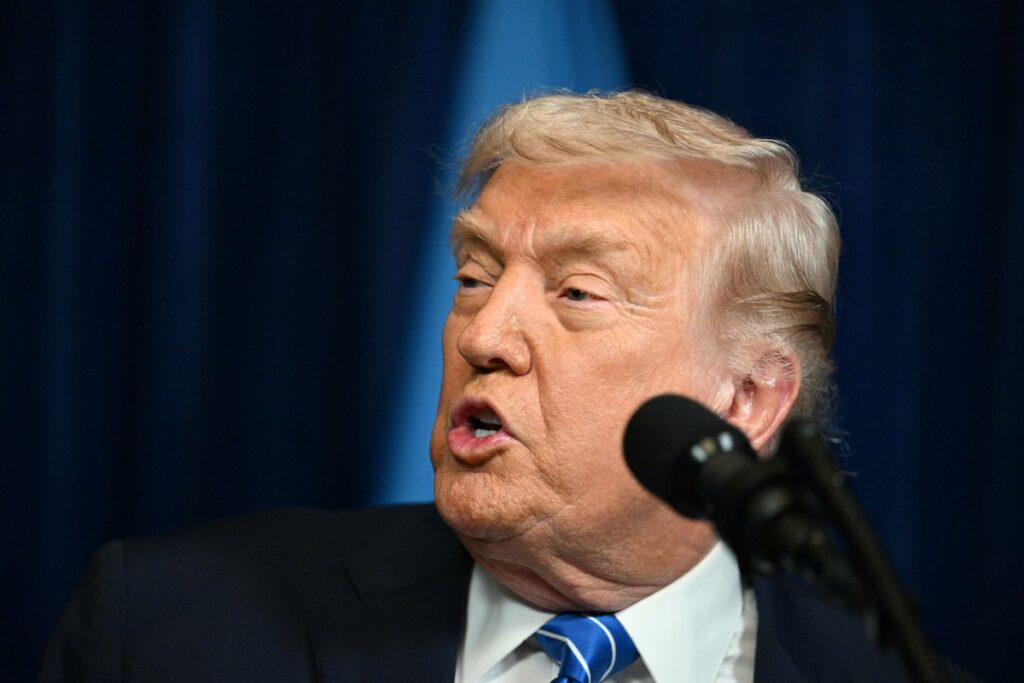 Trump avança no culto à própria personalidade com rosto estampado em prédios públicos