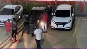 Vice-presidente do Vila Nova aborda carro do árbitro do VAR que teria levado as filhas ao clássico com a camisa do Atlético-GO