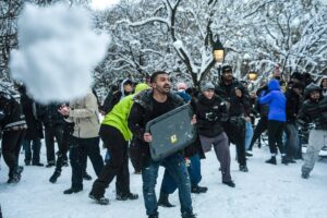 Policiais são agredidos com bolas de neve em parque em Nova York