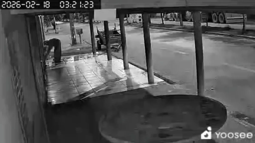 Suspeito ateando fogo no açougue a mando de fazendeiro - (Foto: reprodução.PC)