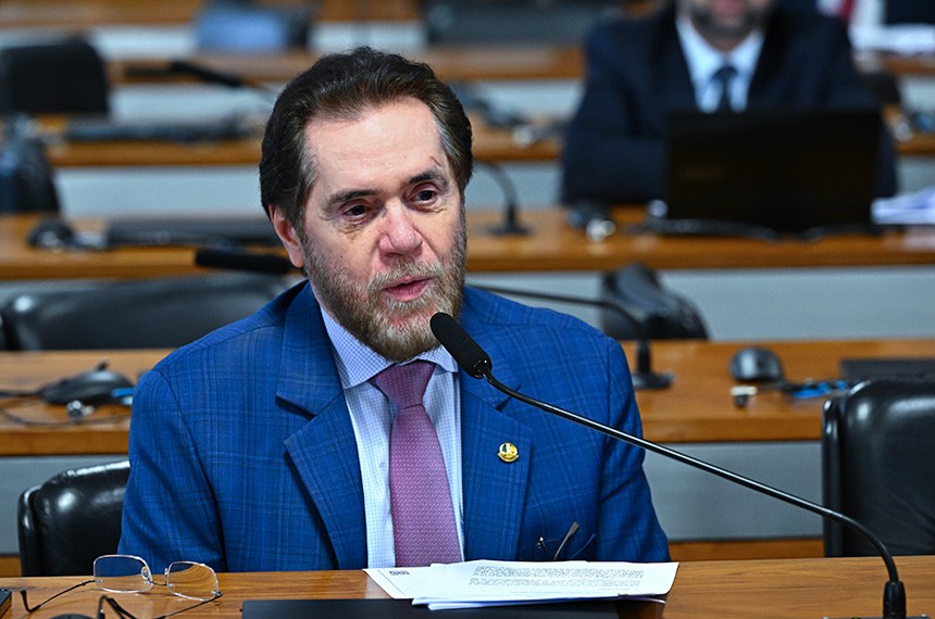 Senador defende mandatos fixos para ministros do STF