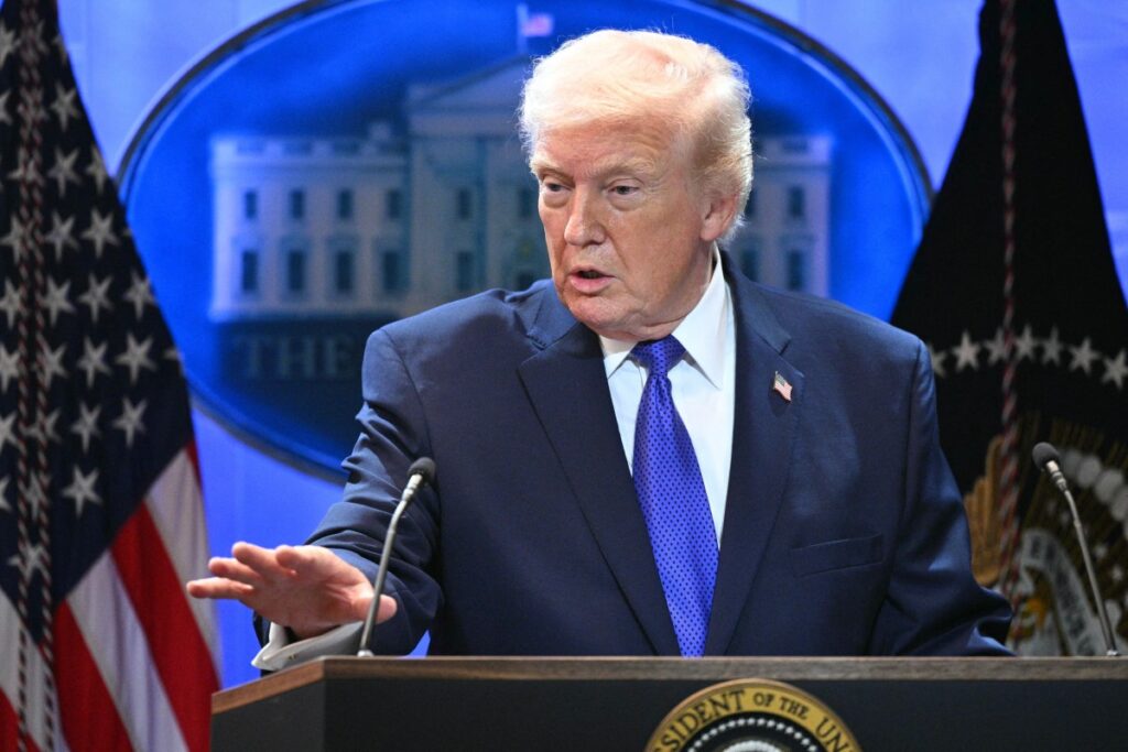 Governo dos EUA é acusado de omitir arquivos do caso Epstein que mencionam Trump