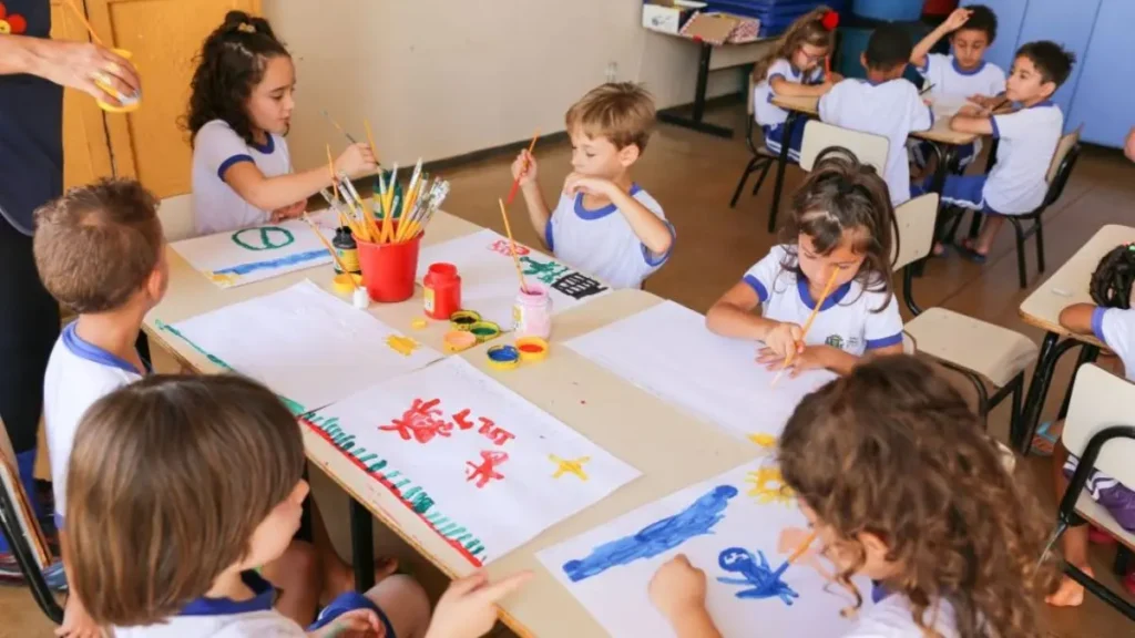 Imagem mostra crianças em sala da educação infantil
