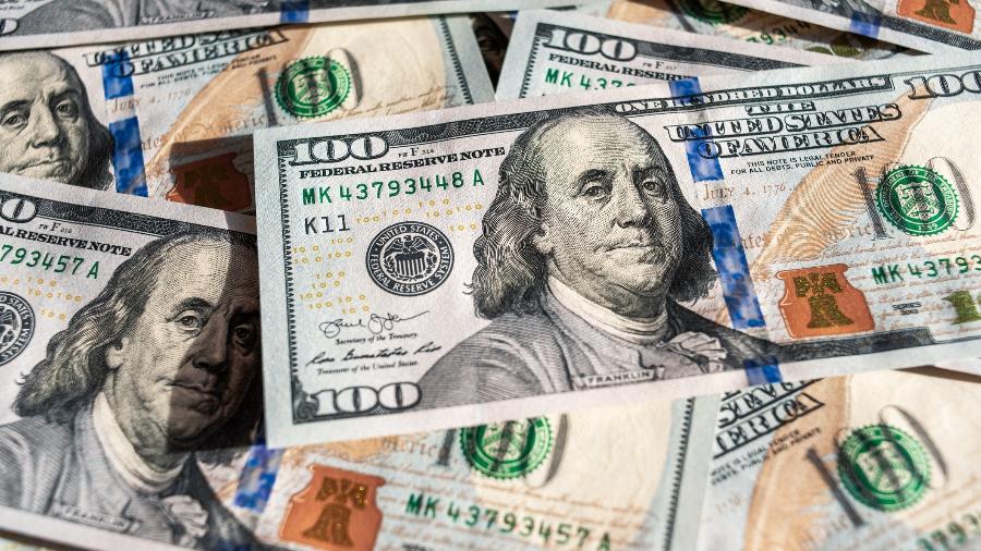 Dólar fecha estável e Bolsa tem forte queda após dados de inflação acima do esperado