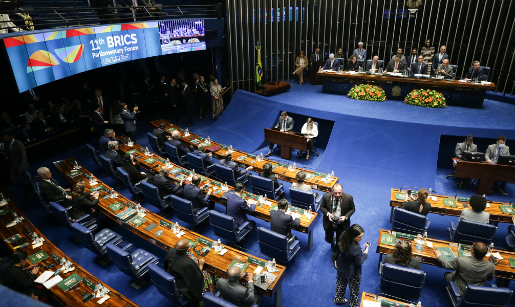 Congresso aprova reestruturação de carreiras com reajustes salariais