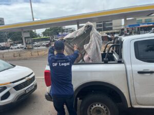 DF Legal apreende mercadorias em operação contra comércio ilegal em Ceilândia