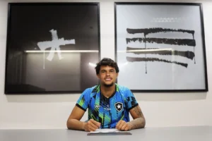 Bruno Samudio assina primeiro contrato profissional com o Botafogo