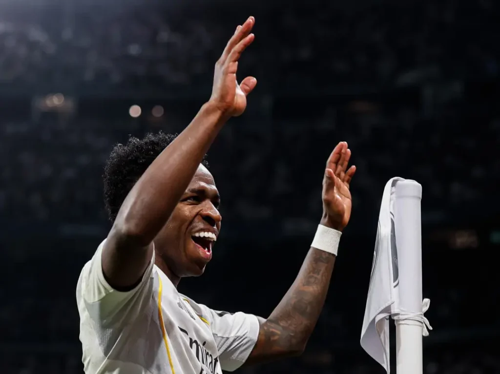 Com gol de Vini Jr, Real Madrid supera Benfica nos playoffs e avança às oitavas de final da Champions League