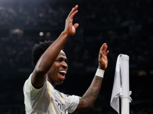 Com gol de Vini Jr, Real Madrid supera Benfica nos playoffs e avança às oitavas de final da Champions League