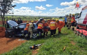 Colisão entre dois veículos seguida de capotamento deixa três feridos em Planaltina