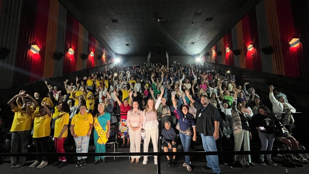 Projeto Realize com Pipoca leva 300 mulheres ao cinema no DF