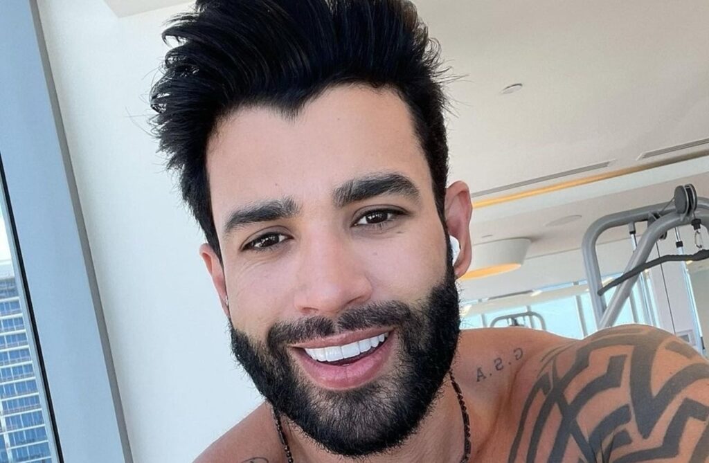 Gusttavo Lima aproveita folga em bar de Goiânia; assista ao vídeo