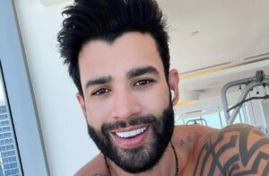 Gusttavo Lima aproveita folga em bar de Goiânia; assista ao vídeo