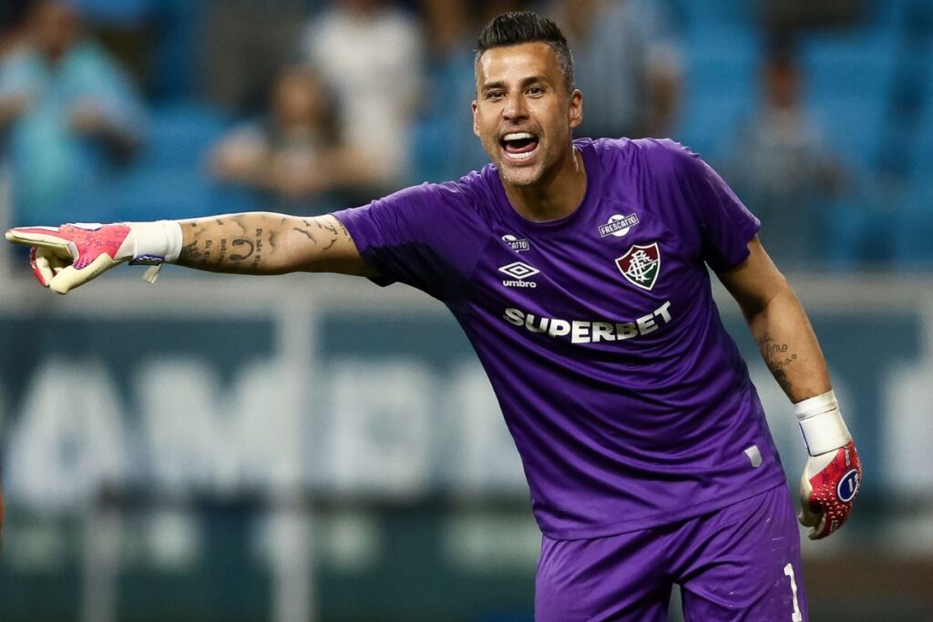 Fábio revela dificuldades em gramado sintético: “Sempre complicado” - destaque galeria