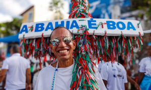 Multidão celebra Iemanjá na Praia do Rio Vermelho em Salvador