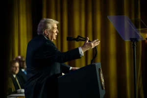 Trump publica vídeo que mostra Obama e esposa como macacos: 'asqueroso'