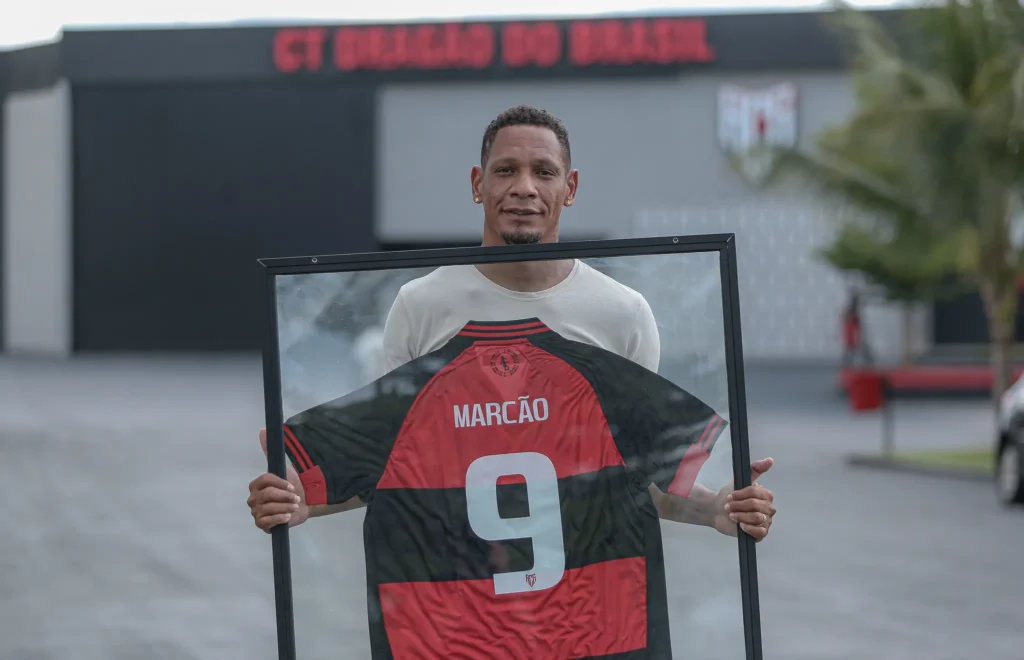 Marcão recebe homenagem do Atlético e relembra início da carreira