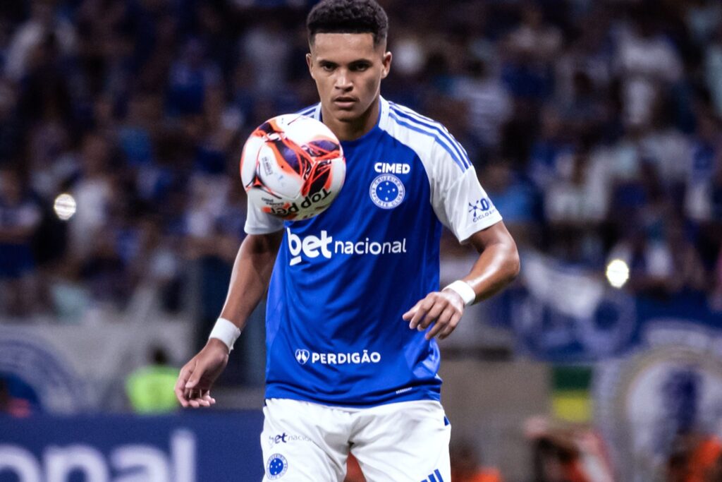 Borussia Dortmund chega a acordo com Cruzeiro por lateral-esquerdo - destaque galeria