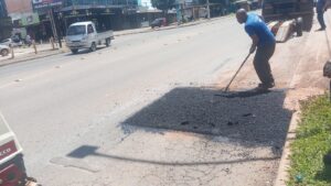 Ceilândia recupera vias com 10 toneladas de asfalto após chuvas